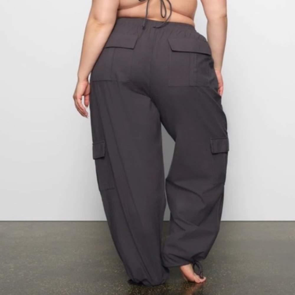 Skims Cover-Up Cargo Pants Gunmetal - Picture 2 of 6